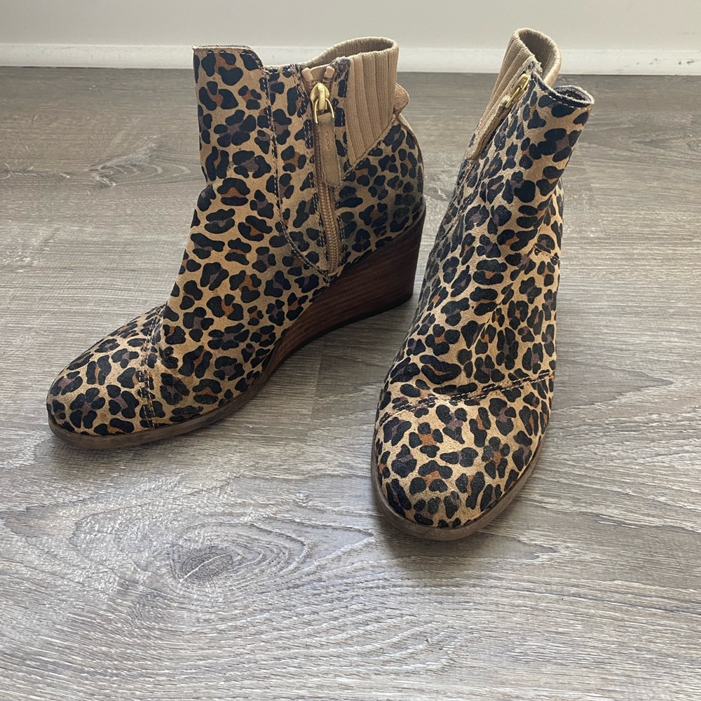 Size 8.5 Leopard Print TOMS Wedge Booties!👢👢